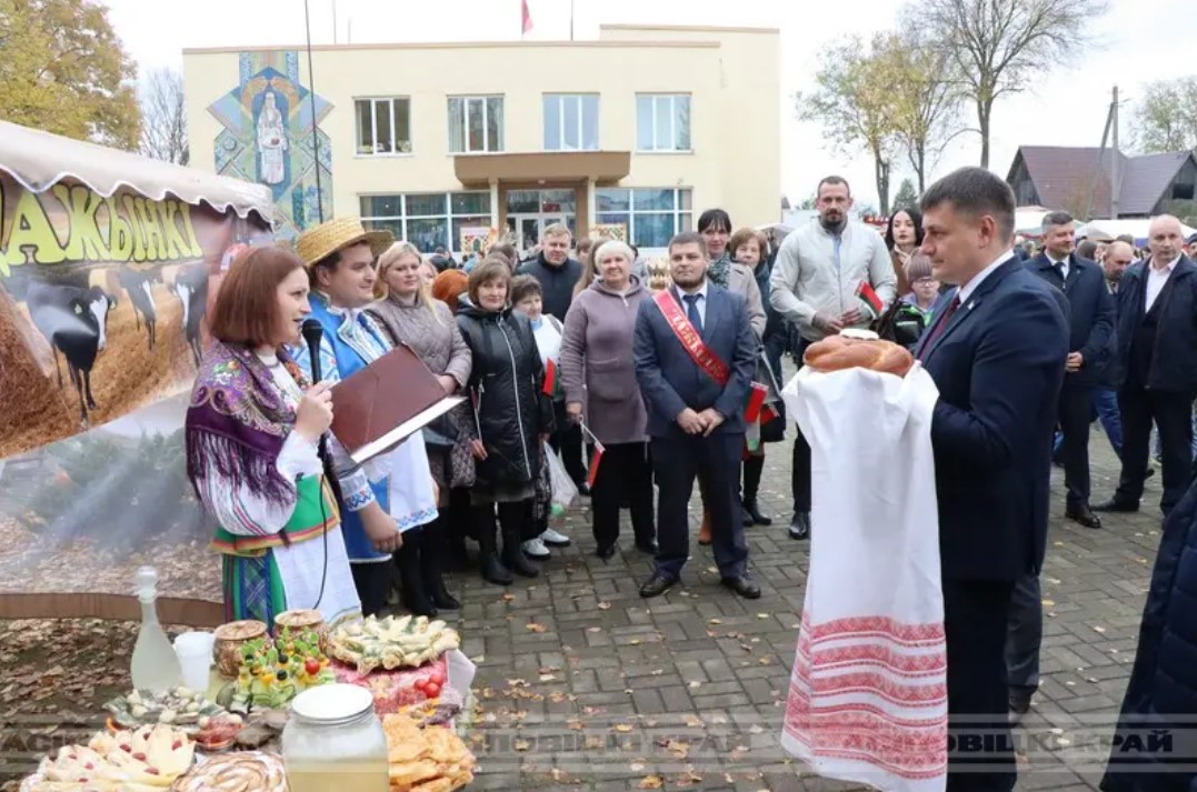 У суботу ў Вяззі прайшоў фестываль-кірмаш працаўнікоў вёскі “Дажынкі-2025”