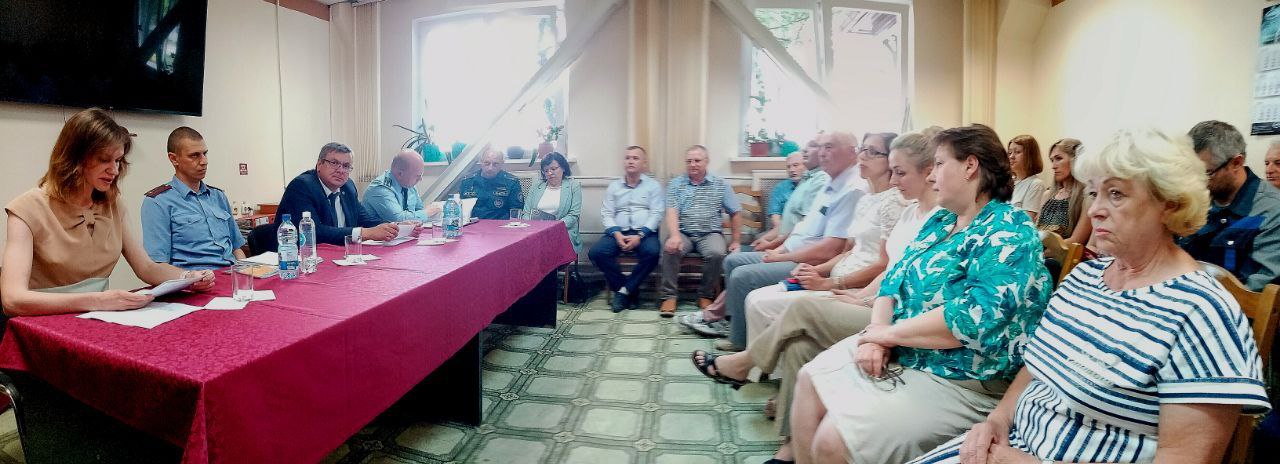 В рамках Единого дня информирования населения председатель райисполкома К.Жигуцкий встретился с работниками Осиповичского завода железобетонных конструкций