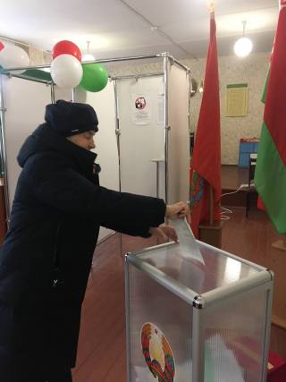 В помещении для голосования Интернационального участка № 4 сейчас многолюдно