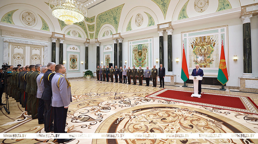 Праздник тех, кто является оплотом мира и стабильности. Александр Лукашенко про День защитников Отечества и ВС