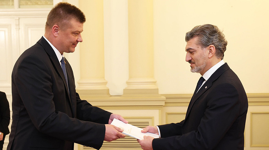 Пасол Беларусі ўручыў даверчыя граматы прэзідэнту Грузіі 