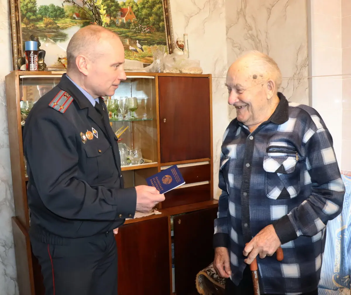 Самы старэйшы мужчына Асіповіччыны днямі атрымаў новы пашпарт