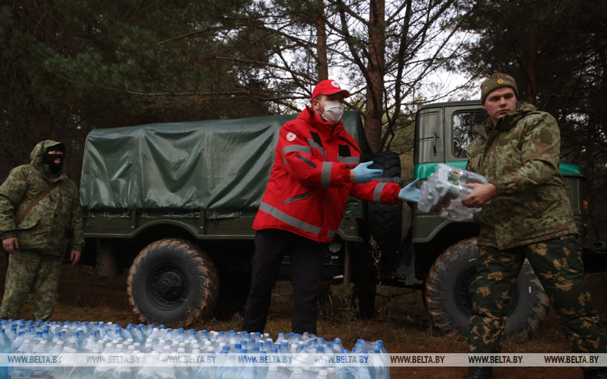 Красный Крест и члены Совета Республики передали гуманитарную помощь на белорусско-польскую границу